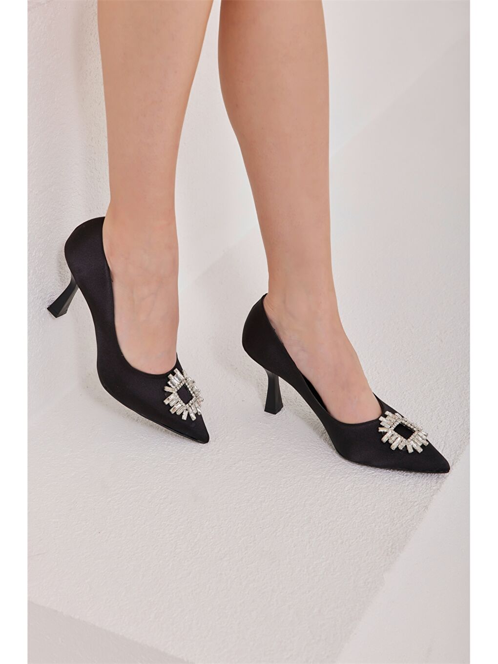 Siyah Saten Taş Detaylı Kadın Topuklu Ayakkabı-1