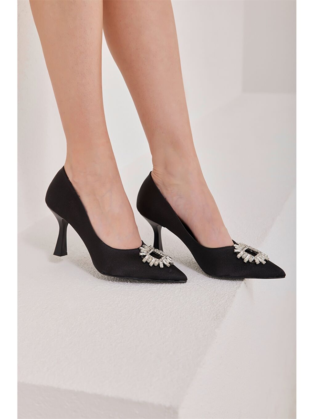 Siyah Saten Taş Detaylı Kadın Topuklu Ayakkabı-2
