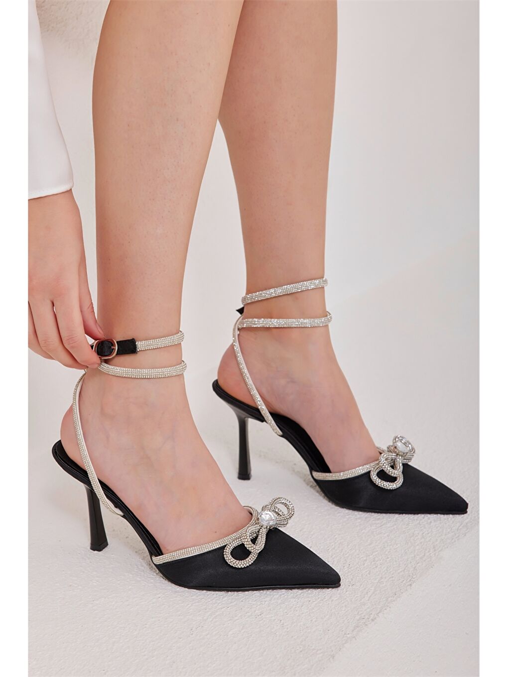 Siyah Saten Fiyonk ve Taş Detaylı Kadın Topuklu Ayakkabı-1