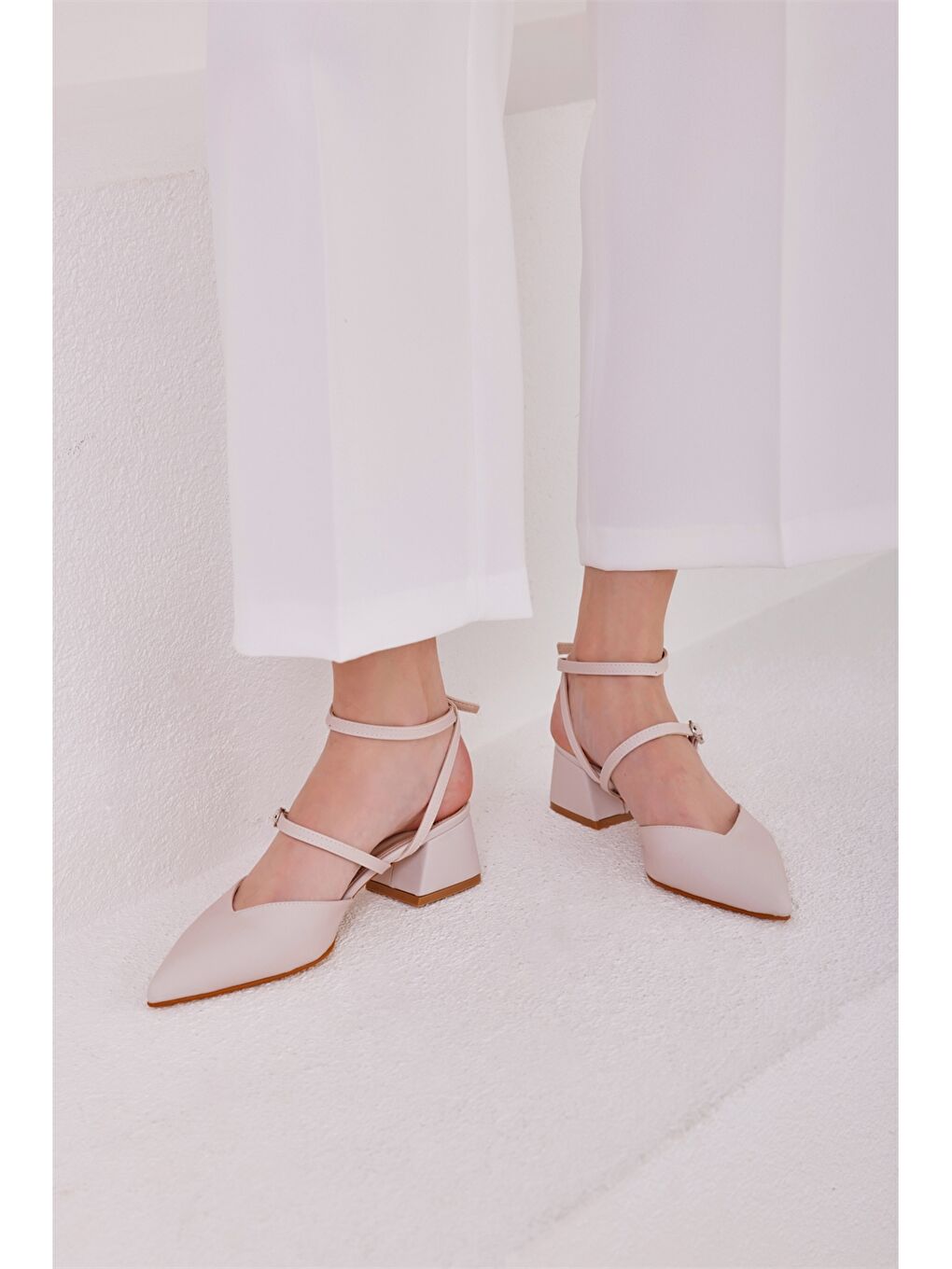 Bej Sivri Burun Toka Detaylı Kadın Topuklu Ayakkabı