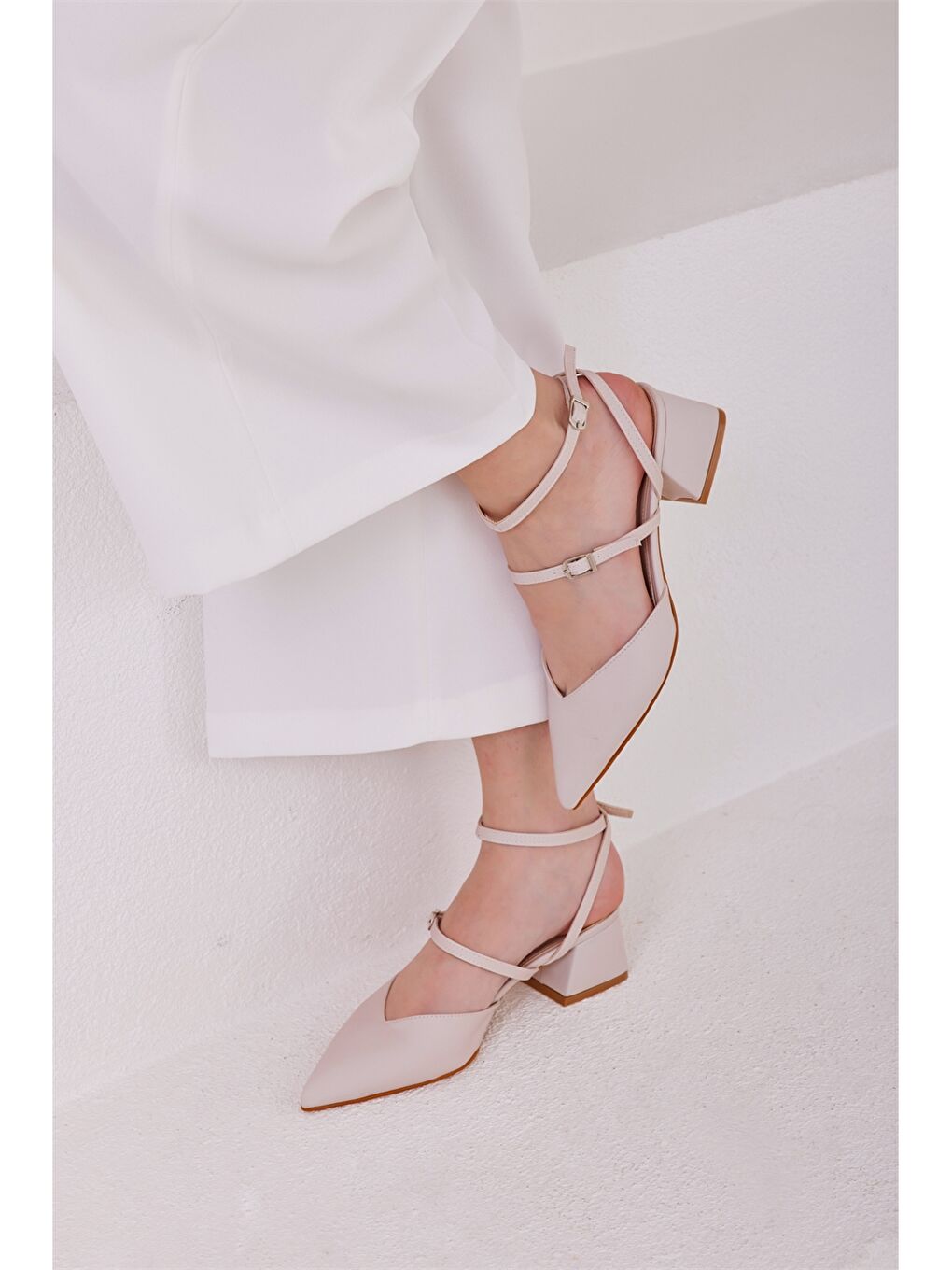 Bej Sivri Burun Toka Detaylı Kadın Topuklu Ayakkabı-1