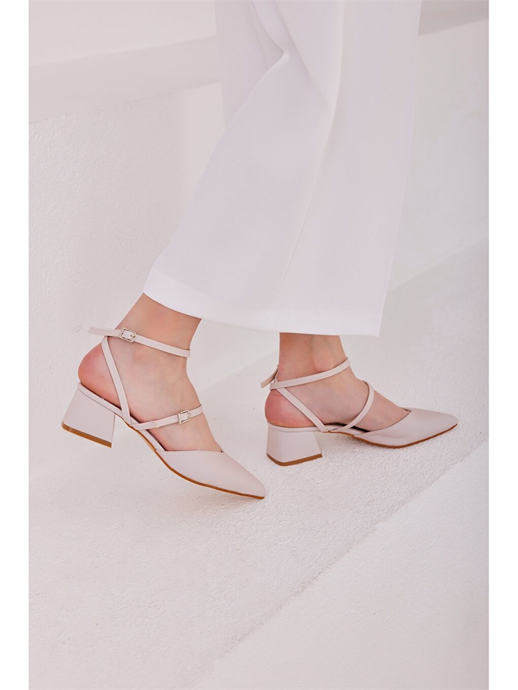Bej Sivri Burun Toka Detaylı Kadın Topuklu Ayakkabı-2