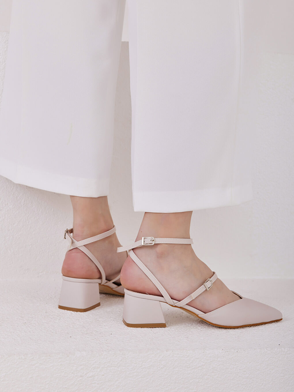 Bej Sivri Burun Toka Detaylı Kadın Topuklu Ayakkabı-4