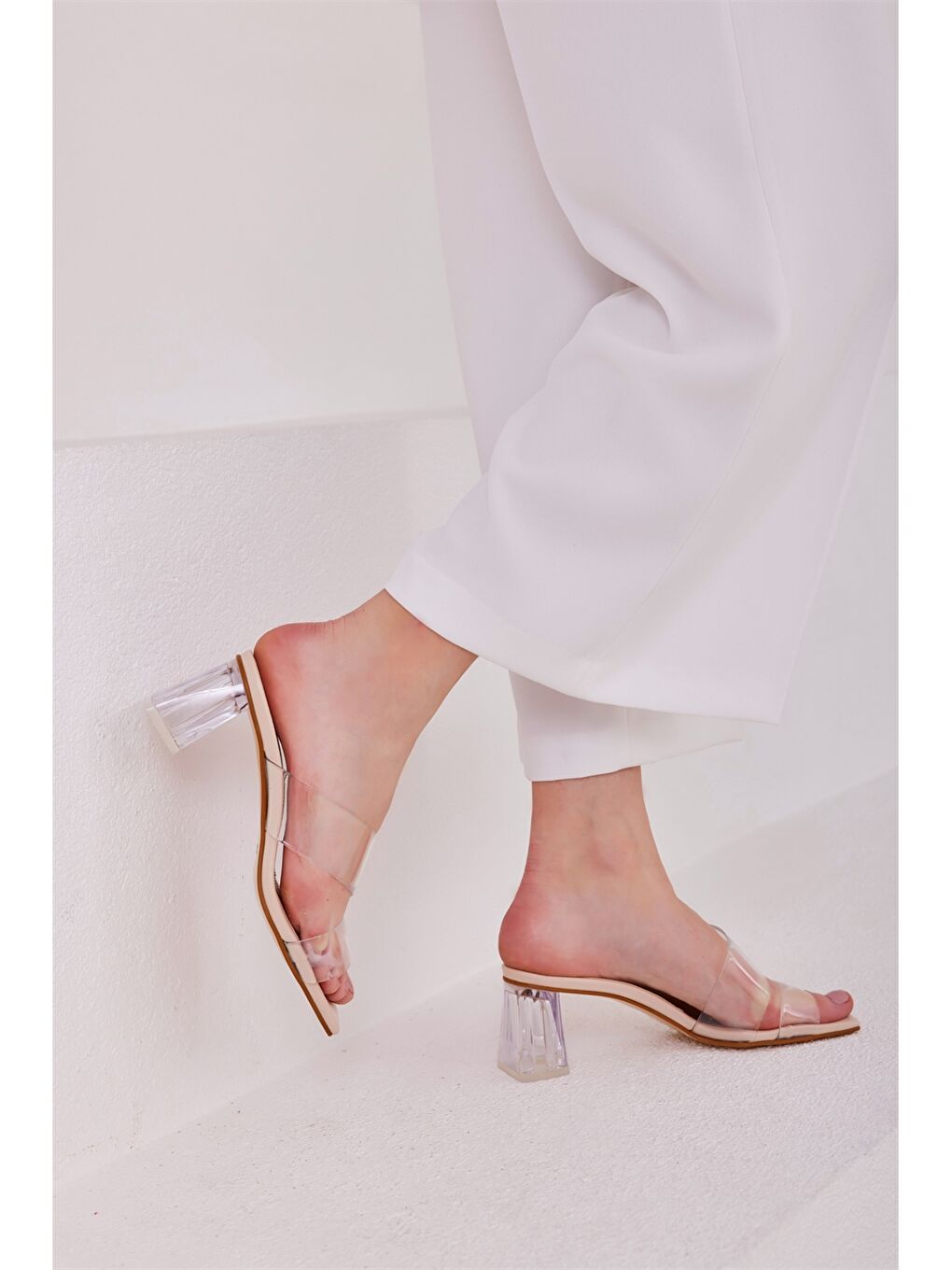 Bej Şeffaf Bantlı Kadın Topuklu Ayakkabı