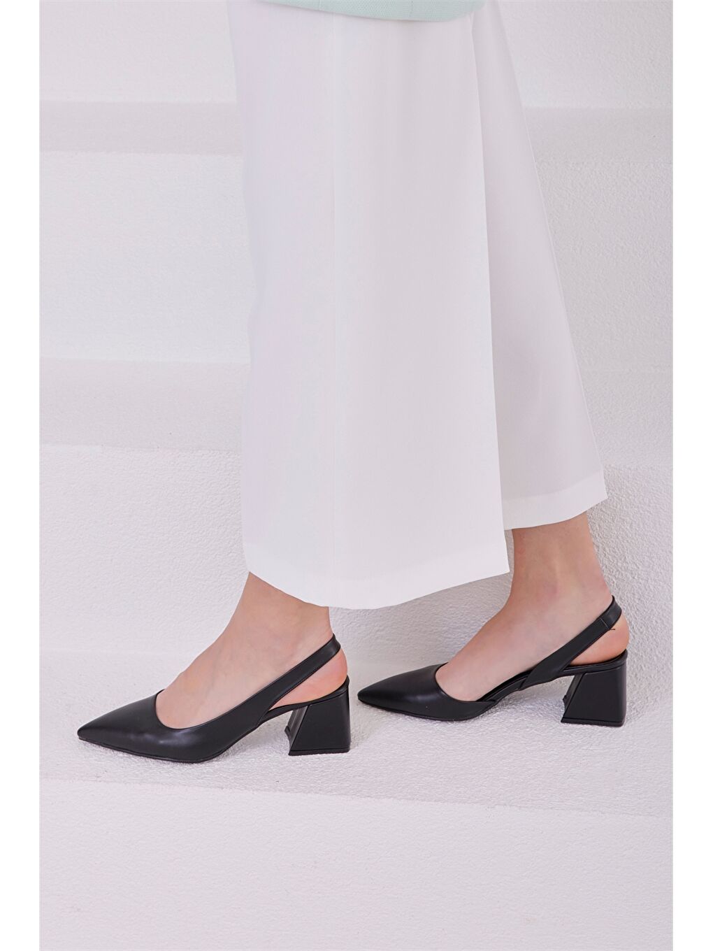 Siyah Deri Görünümlü Kadın Topuklu Ayakkabı