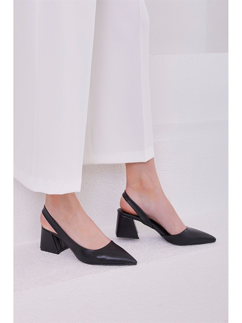 Siyah Deri Görünümlü Kadın Topuklu Ayakkabı-1