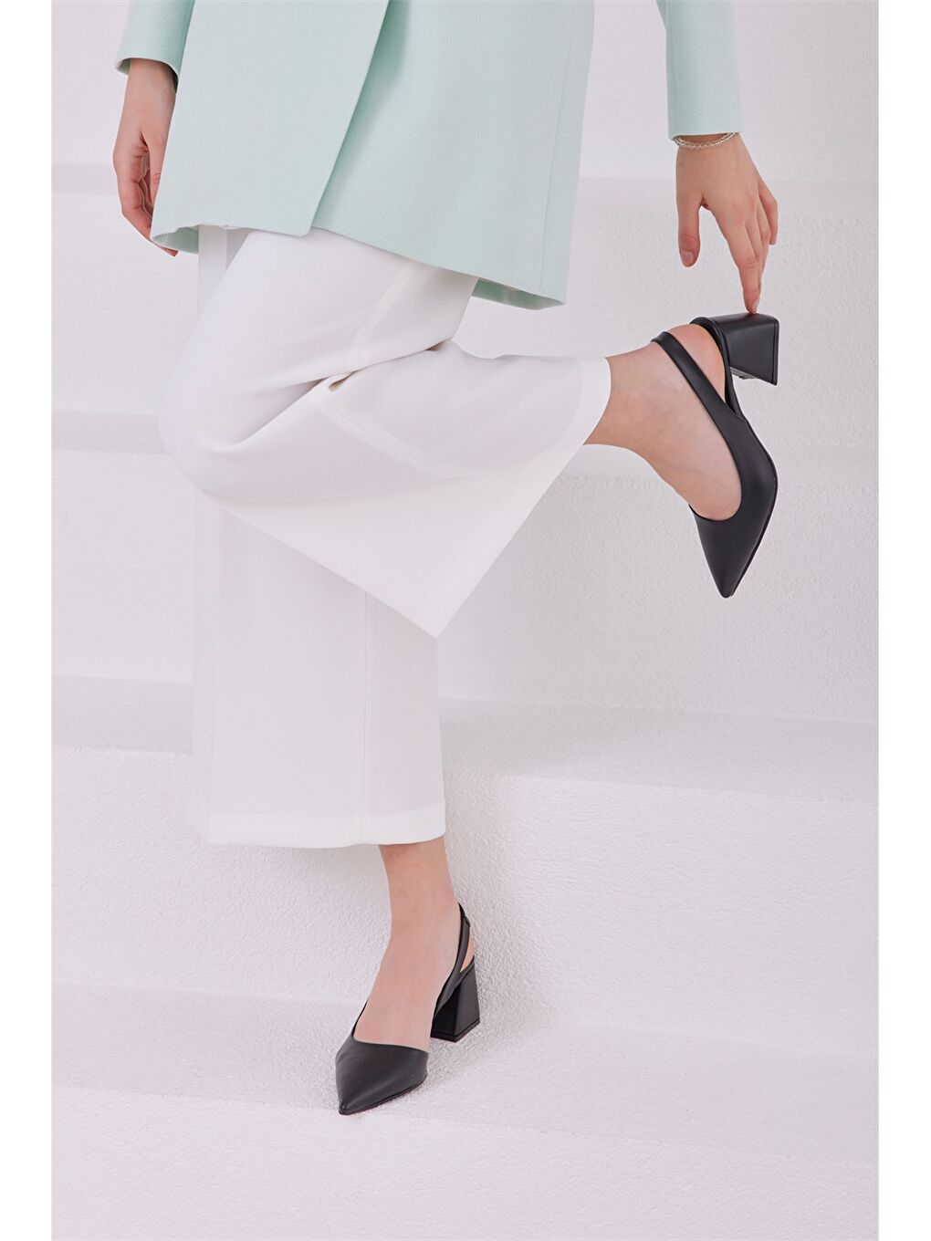 Siyah Deri Görünümlü Kadın Topuklu Ayakkabı-3