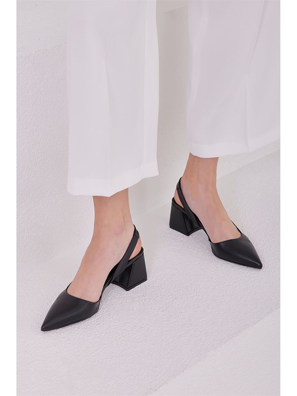 Siyah Deri Görünümlü Kadın Topuklu Ayakkabı-4
