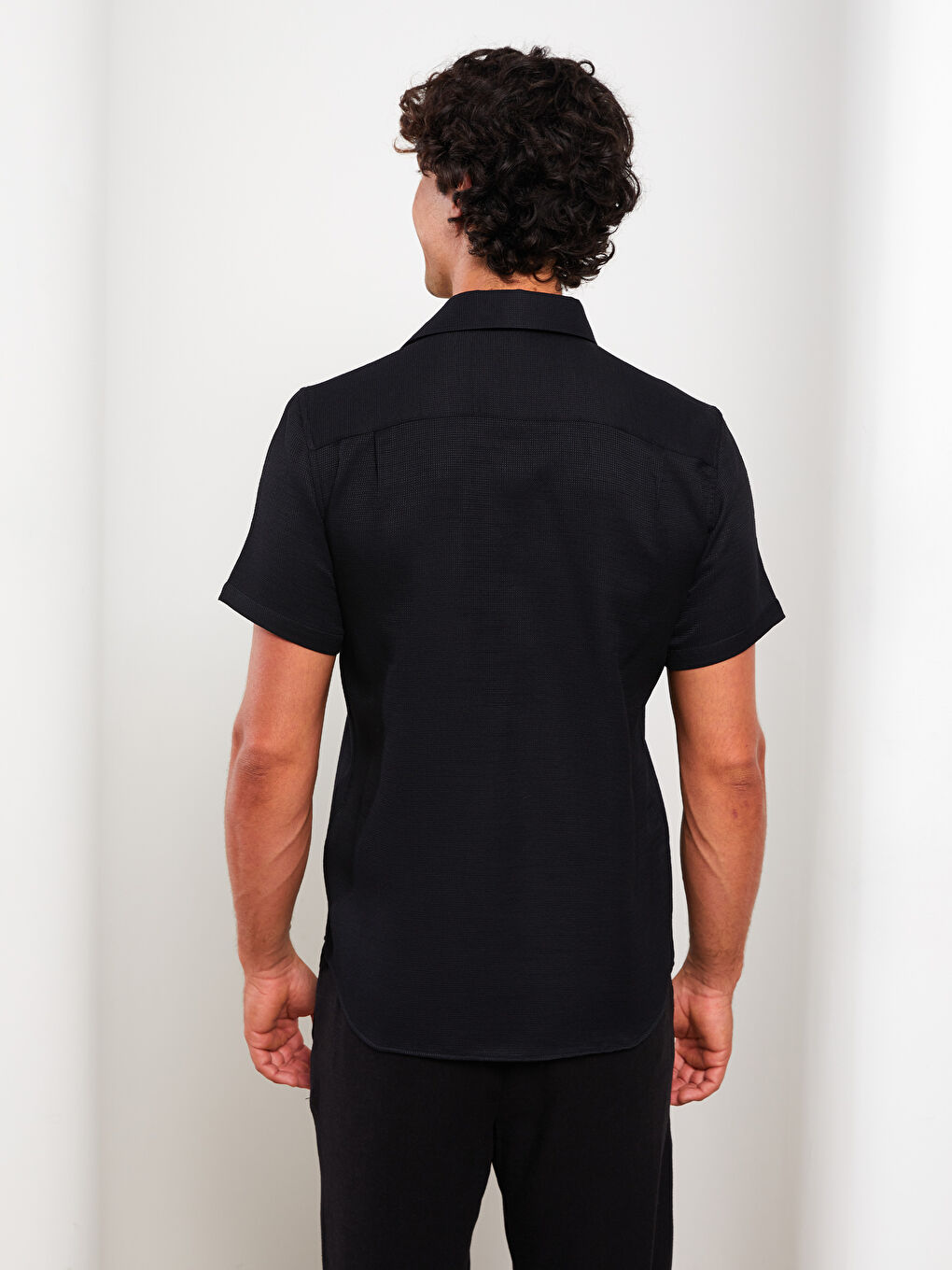 Siyah Regular Fit Kısa Kollu Armürlü Gömlek-4