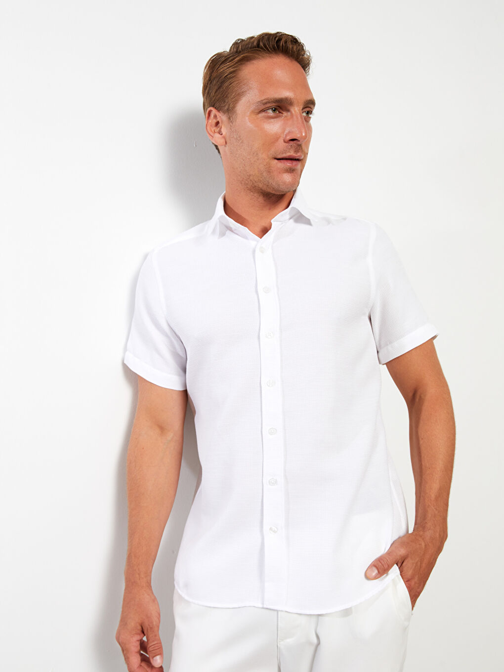 Beyaz Regular Fit Kısa Kollu Armürlü Gömlek-1