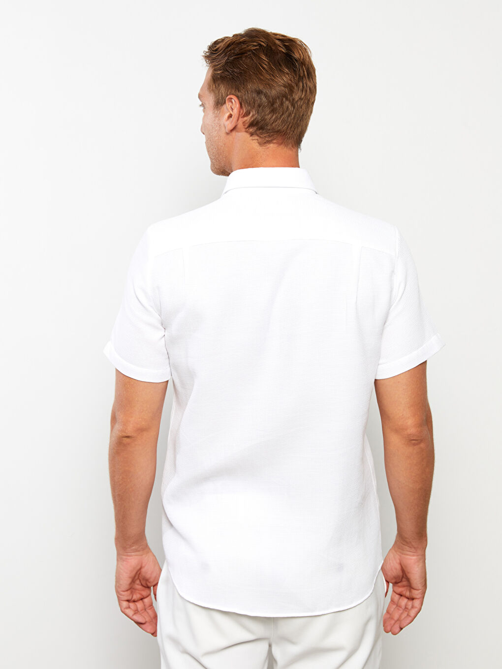 Beyaz Regular Fit Kısa Kollu Armürlü Gömlek-4