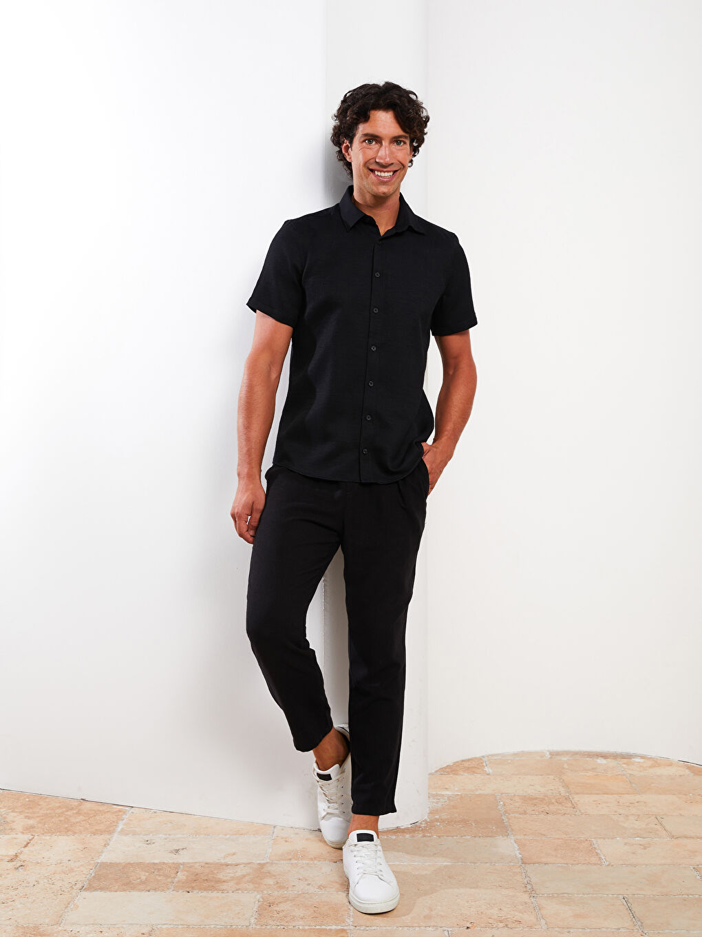 Siyah Regular Fit Kısa Kollu Armürlü Gömlek