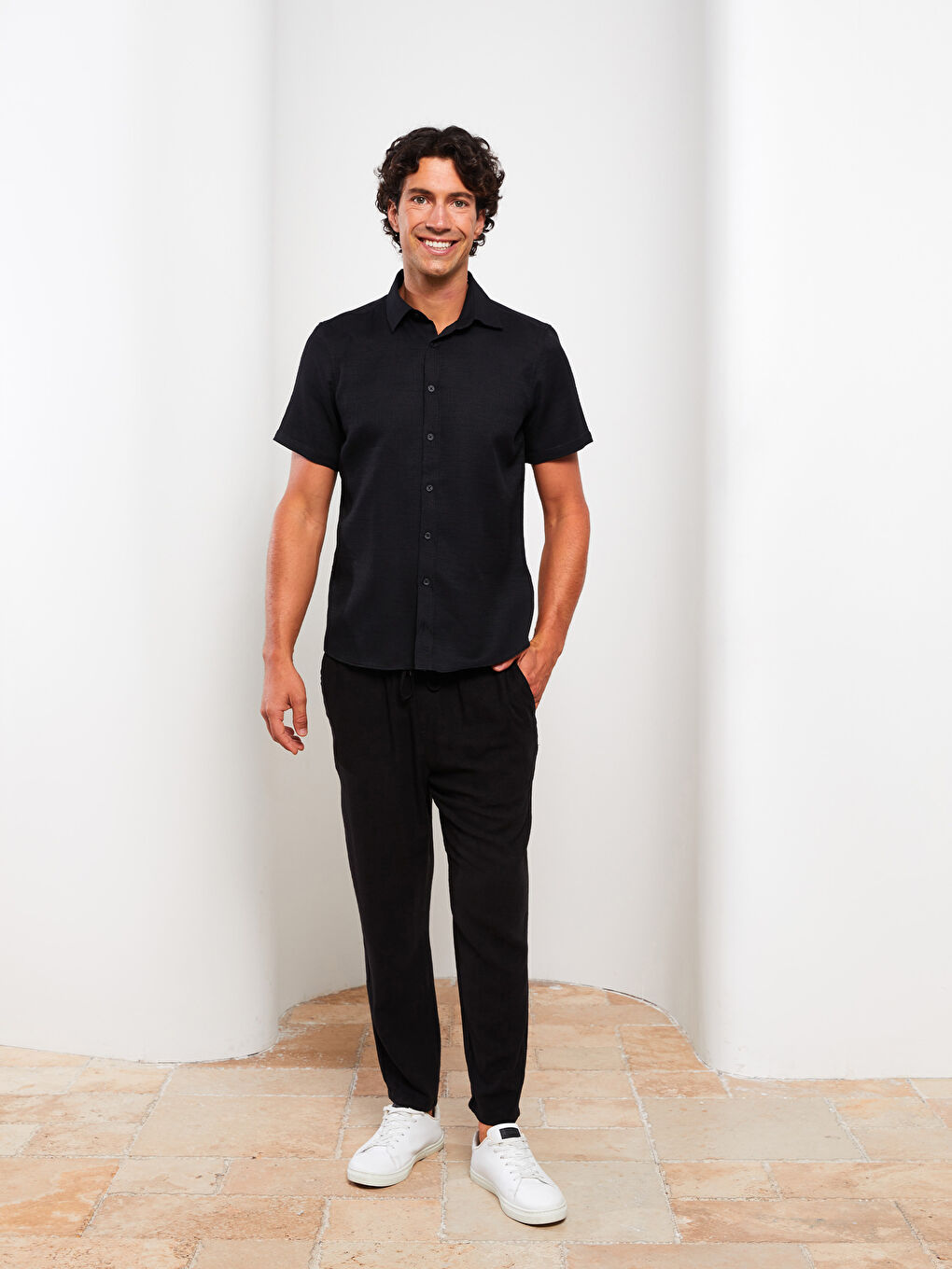 Siyah Regular Fit Kısa Kollu Armürlü Gömlek-1