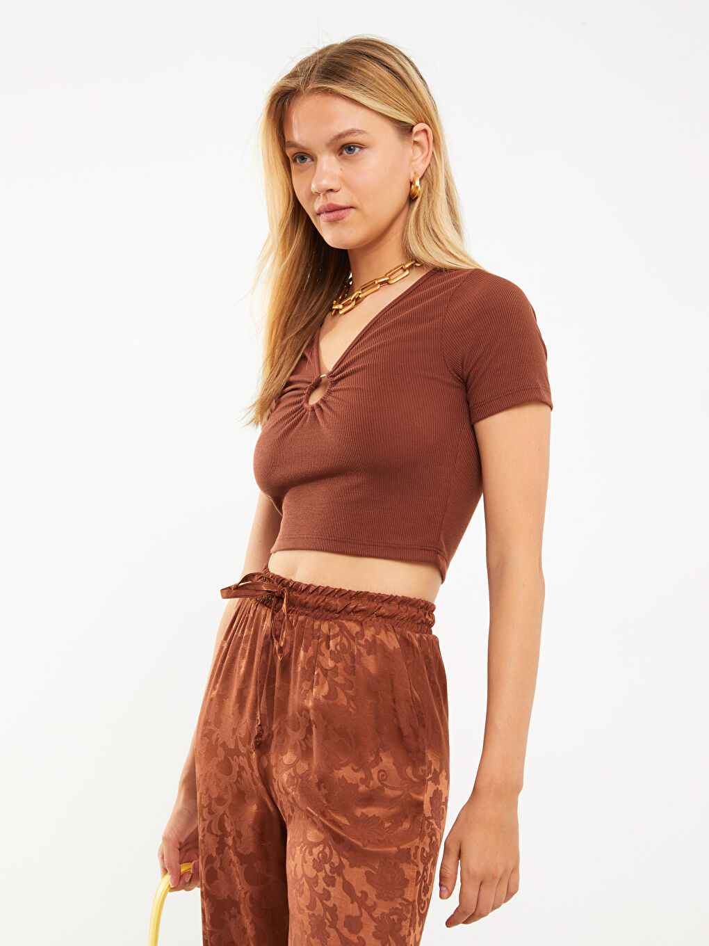 Kahverengi V Yaka Düz Kısa Kollu Pamuklu Kadın Bluz-1