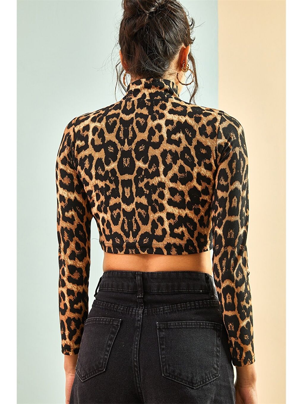 Kahverengi Dik Yaka Desenli Uzun Kollu Kadın Crop Bluz-1
