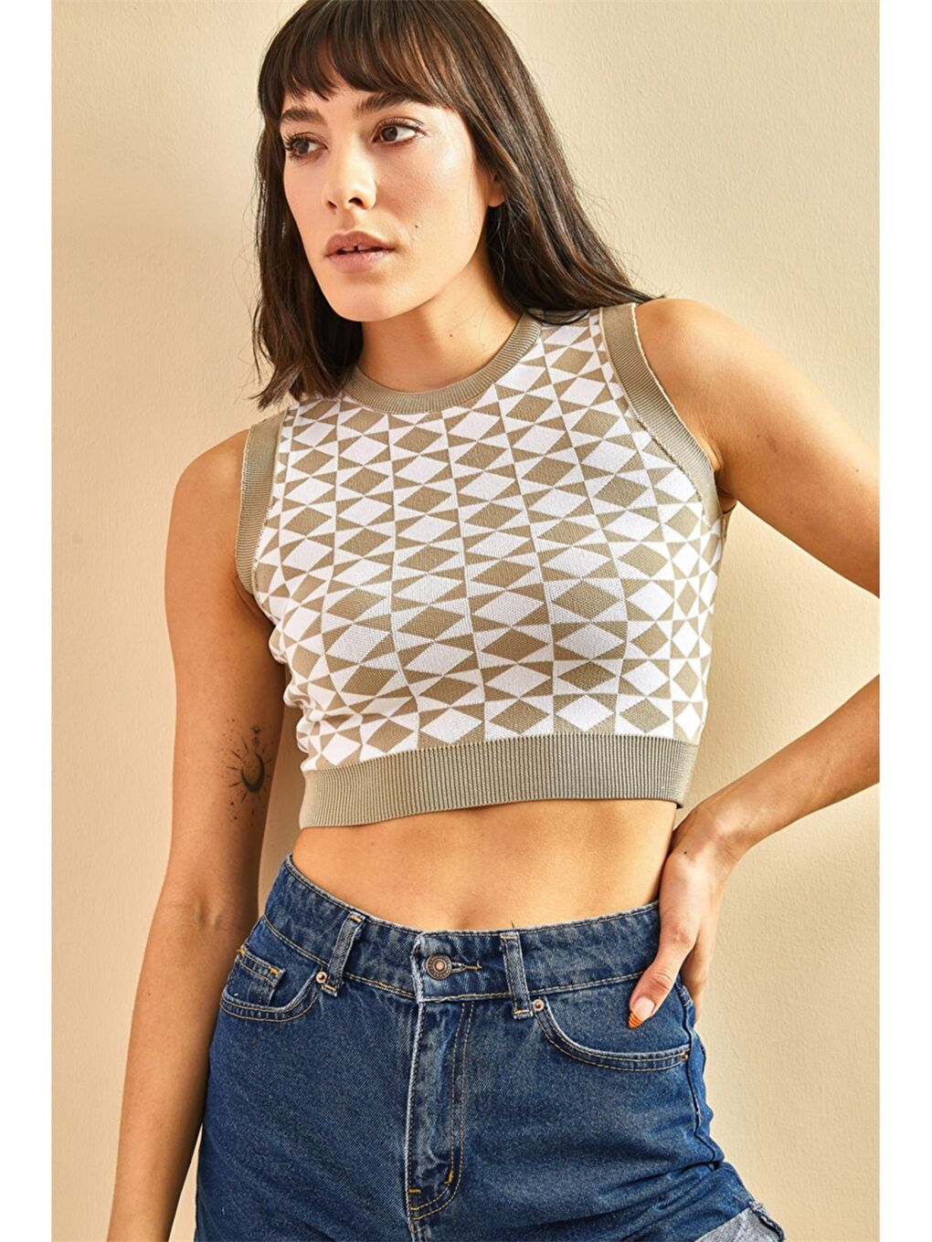 Bej Bisiklet Yaka Desenli Kolsuz Crop Kadın Bluz-2