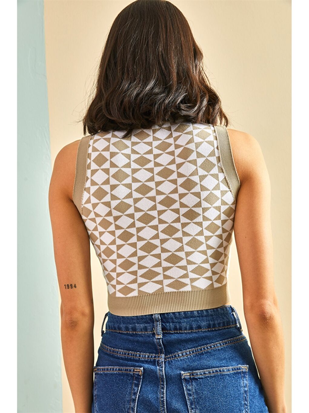 Bej Bisiklet Yaka Desenli Kolsuz Crop Kadın Bluz-3