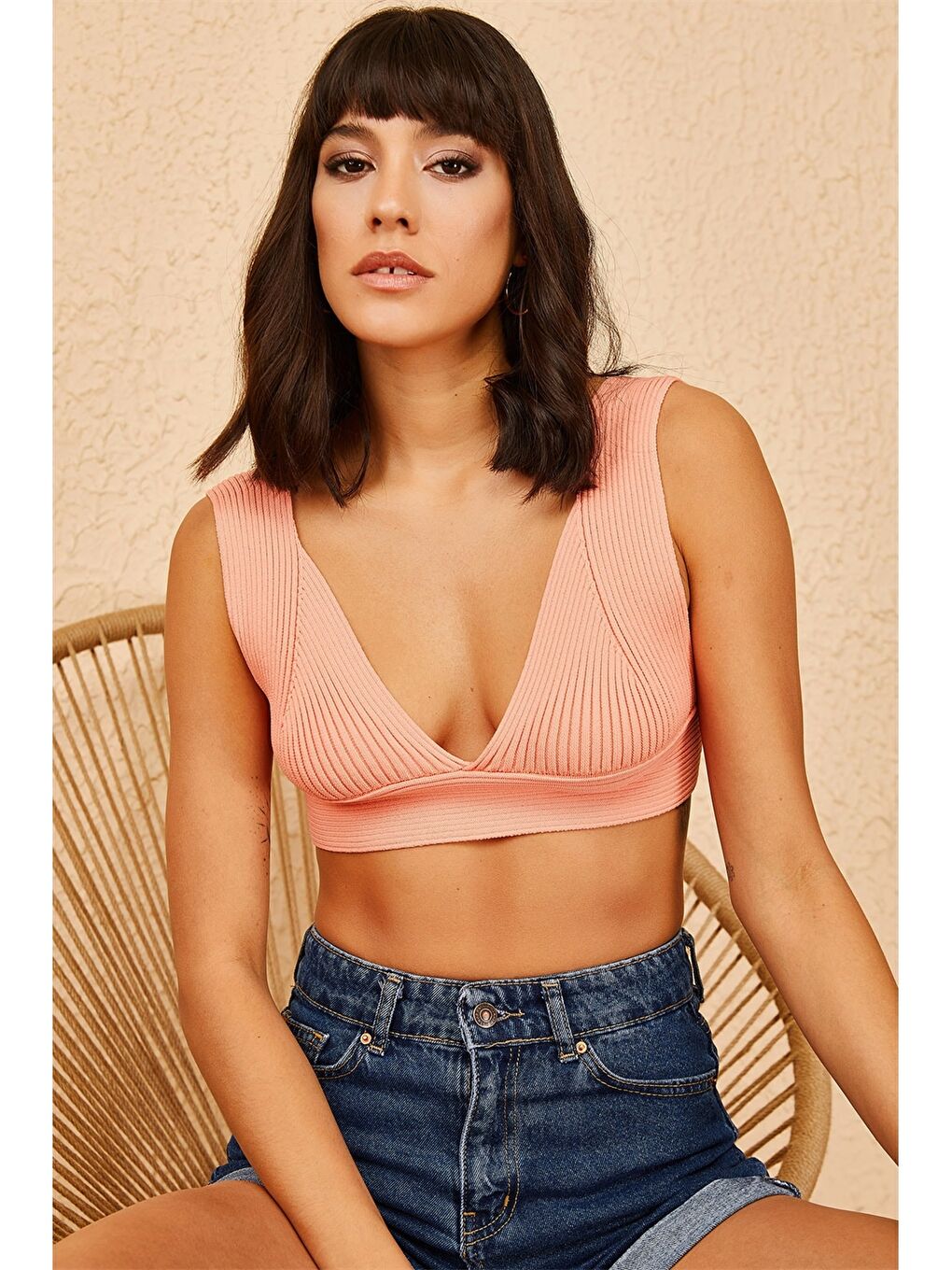 Pembe V Yaka Kendinden Desenli Kolsuz Crop Triko Kadın Bluz