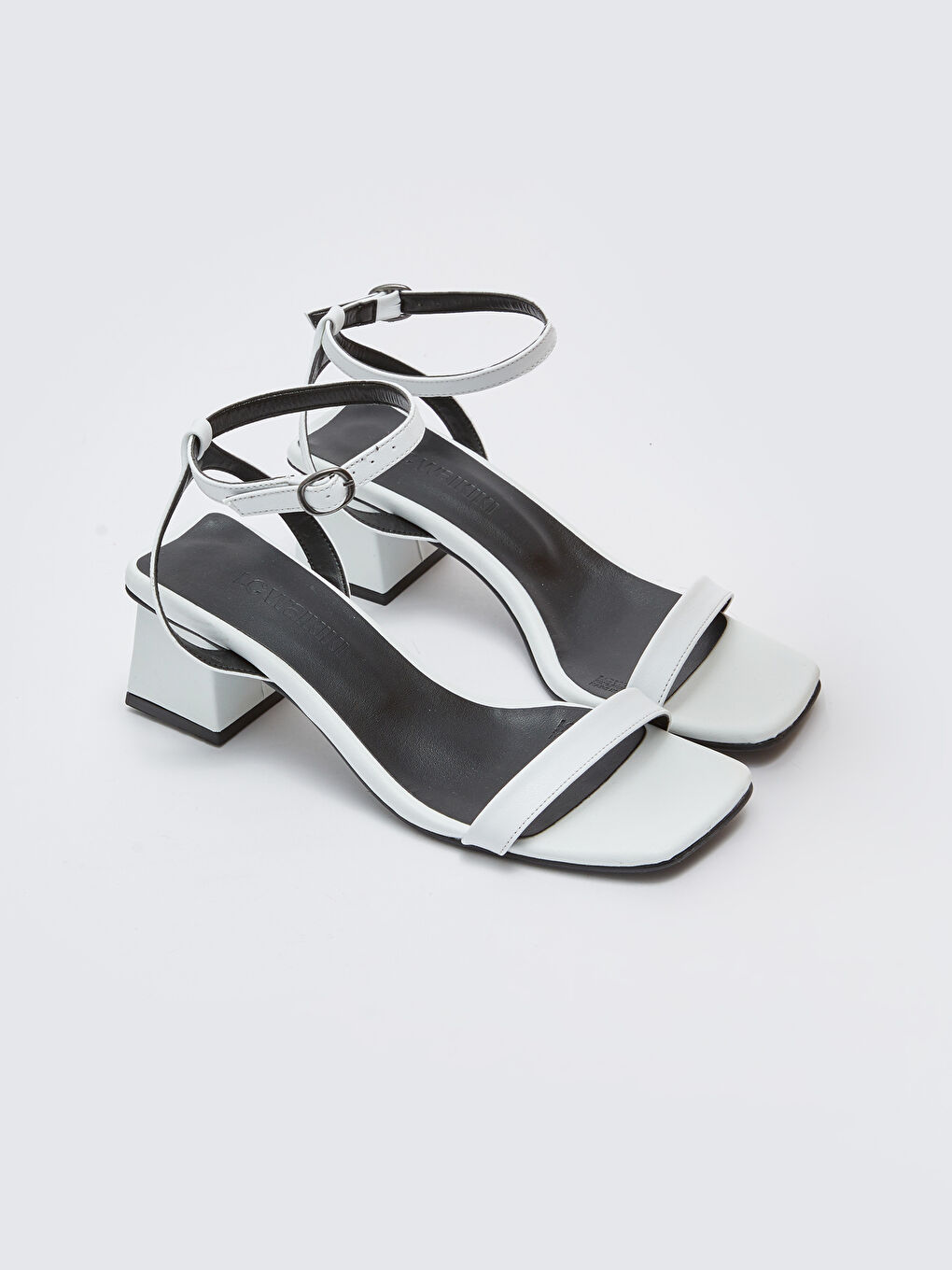 Beyaz Deri Görünümlü Bantlı Topuklu Kadın Sandalet