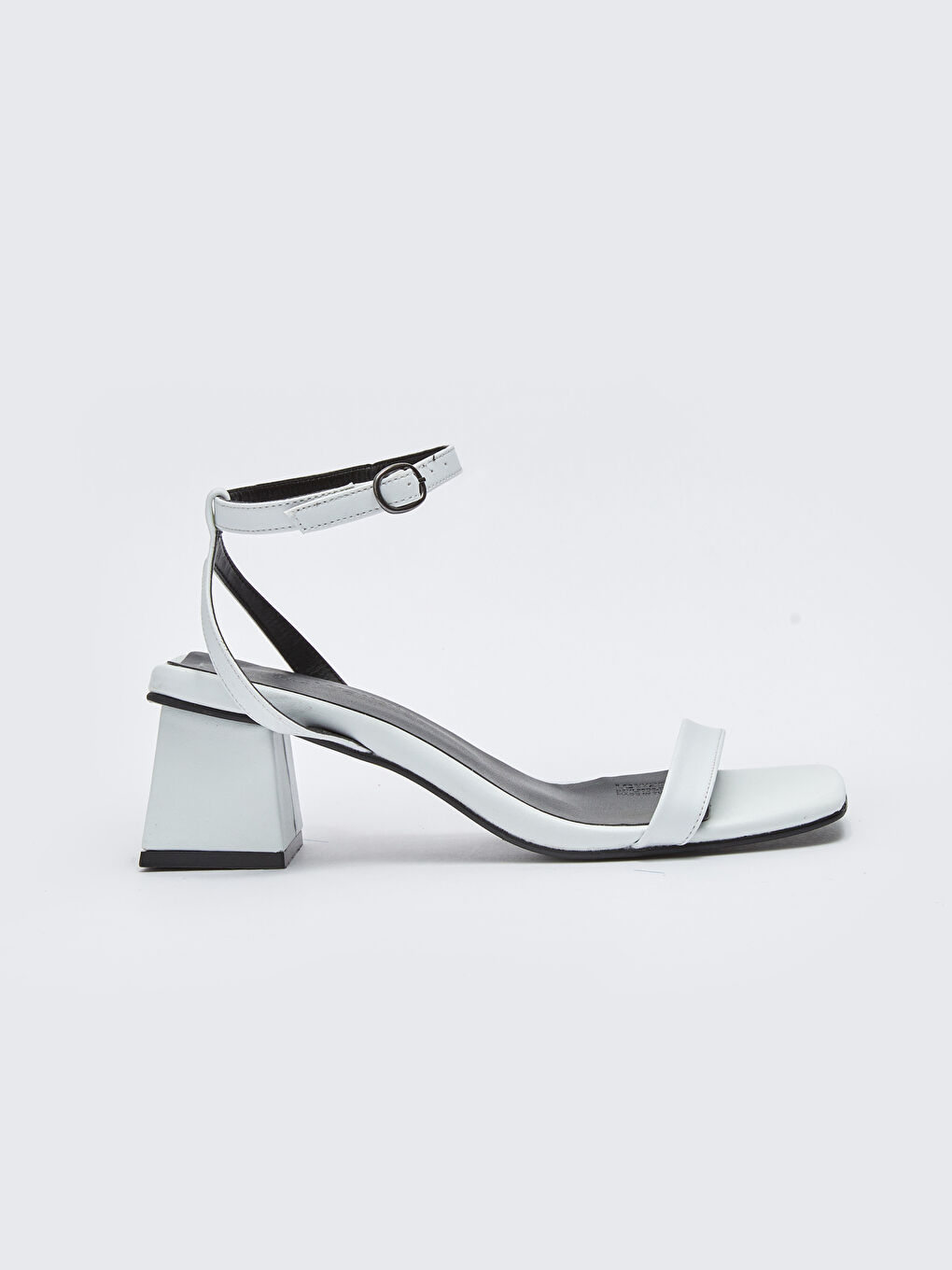 Beyaz Deri Görünümlü Bantlı Topuklu Kadın Sandalet-1