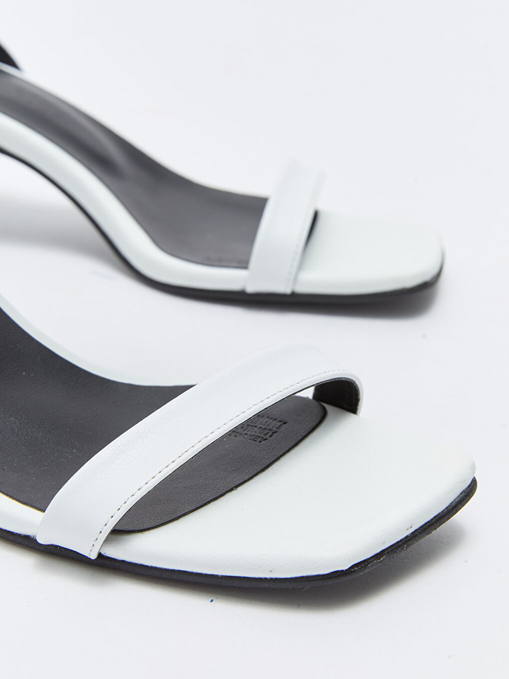 Beyaz Deri Görünümlü Bantlı Topuklu Kadın Sandalet-2