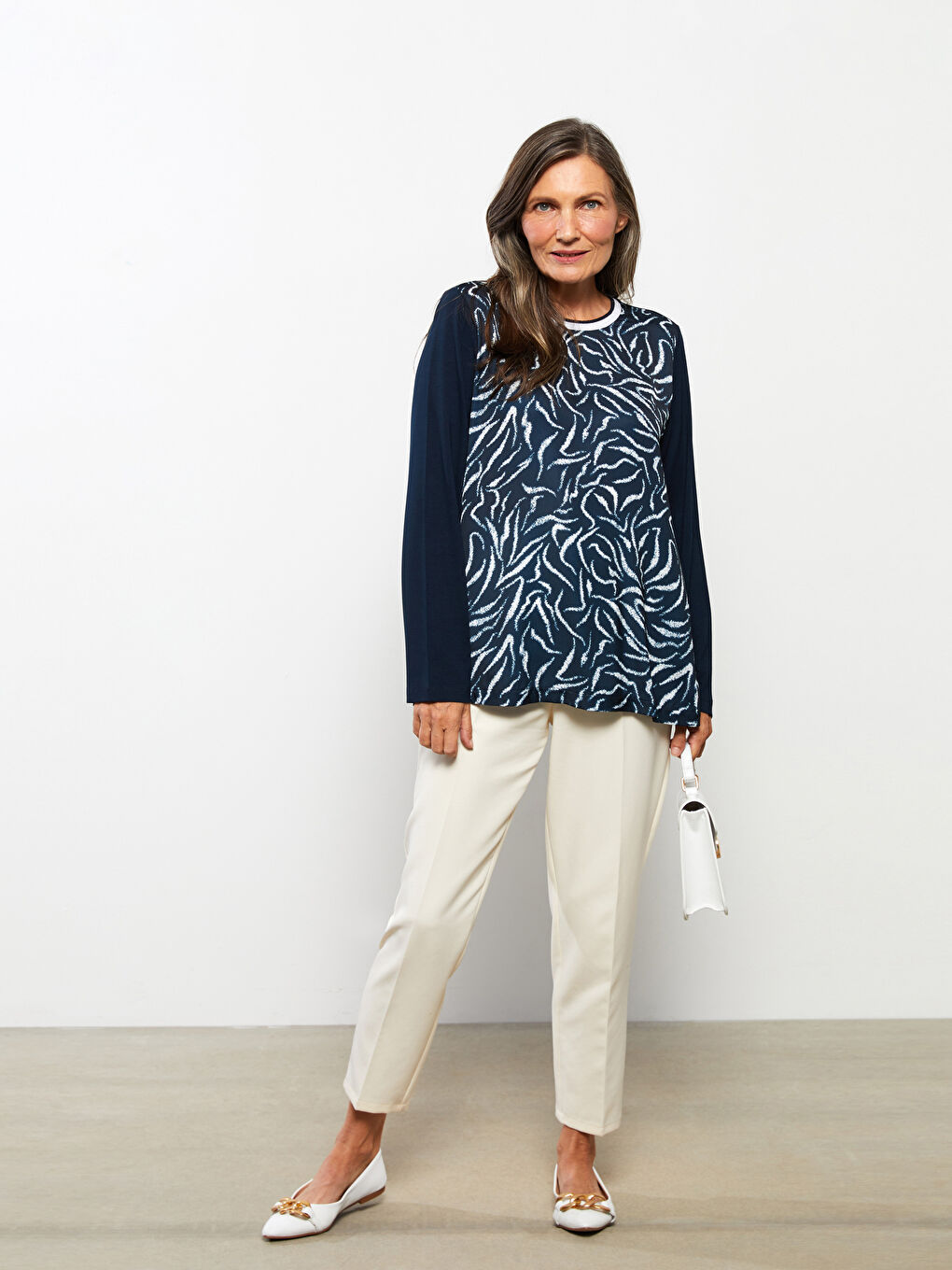 تيشيرت نسائي بأكمام طويلة وياقة دائرية مطبوع