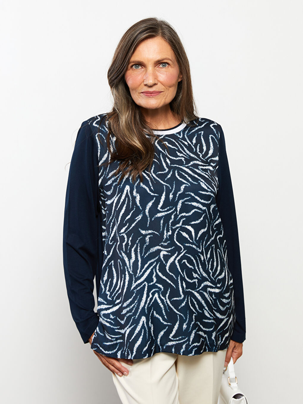 تيشيرت نسائي بأكمام طويلة وياقة دائرية مطبوع-2