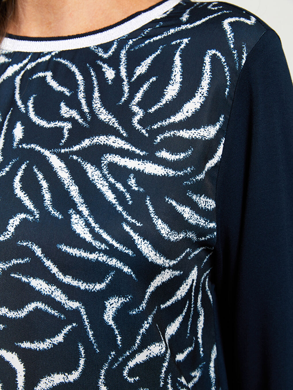 تيشيرت نسائي بأكمام طويلة وياقة دائرية مطبوع-3