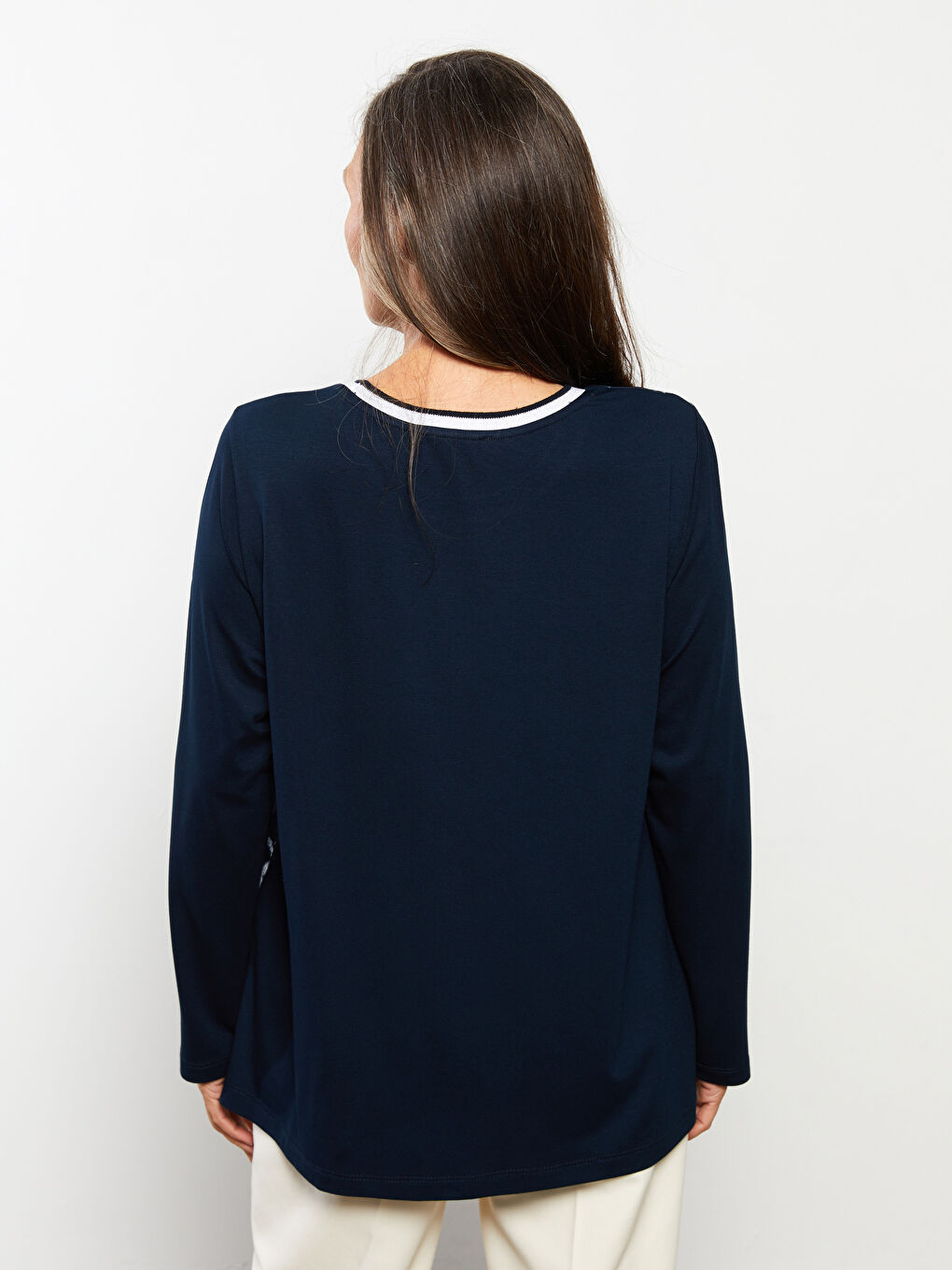 تيشيرت نسائي بأكمام طويلة وياقة دائرية مطبوع-4