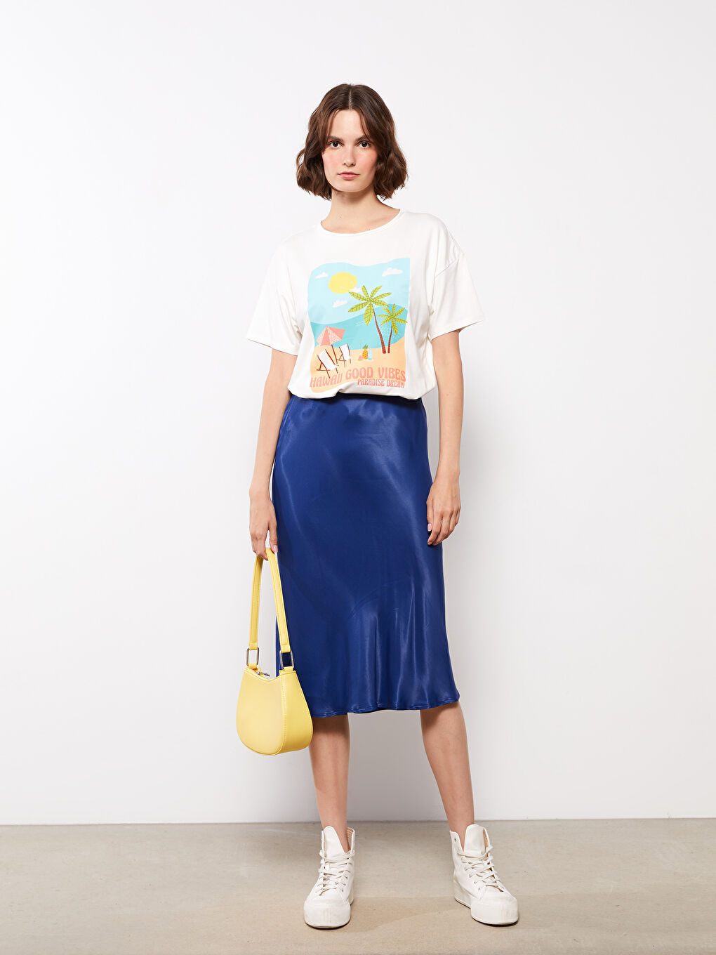 Ekru Bisiklet Yaka Baskılı Kısa Kollu Kadın Tişört-2