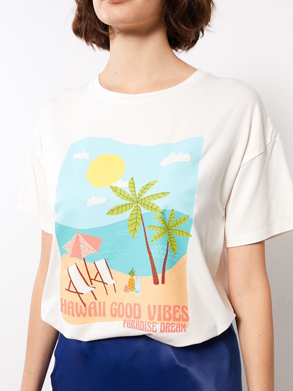 Ekru Bisiklet Yaka Baskılı Kısa Kollu Kadın Tişört-3