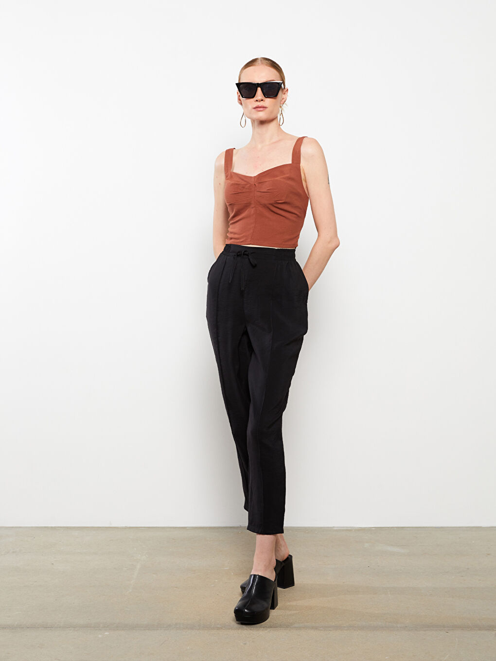 Siyah Kadın Beli Lastikli Düz Pantolon-2