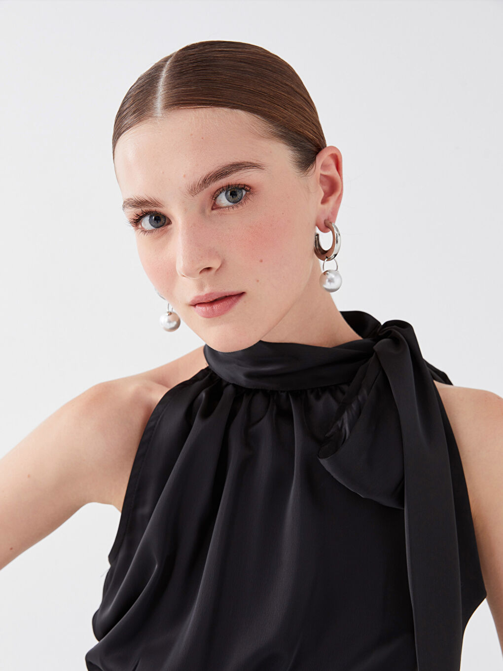 Siyah Bağlamalı Yaka Düz Kolsuz Saten Kadın Abiye Elbise-3