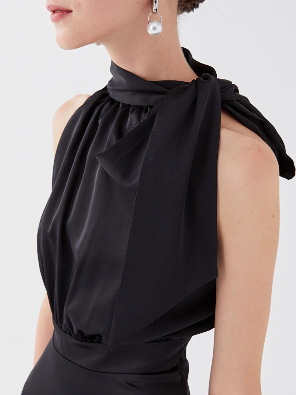 Siyah Bağlamalı Yaka Düz Kolsuz Saten Kadın Abiye Elbise-4