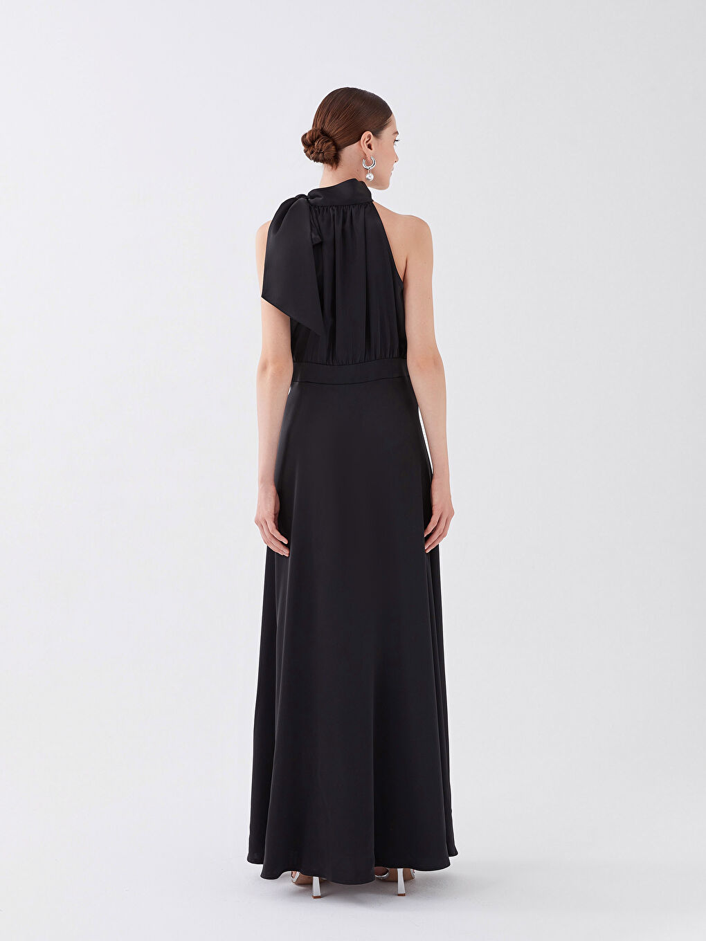 Siyah Bağlamalı Yaka Düz Kolsuz Saten Kadın Abiye Elbise-5