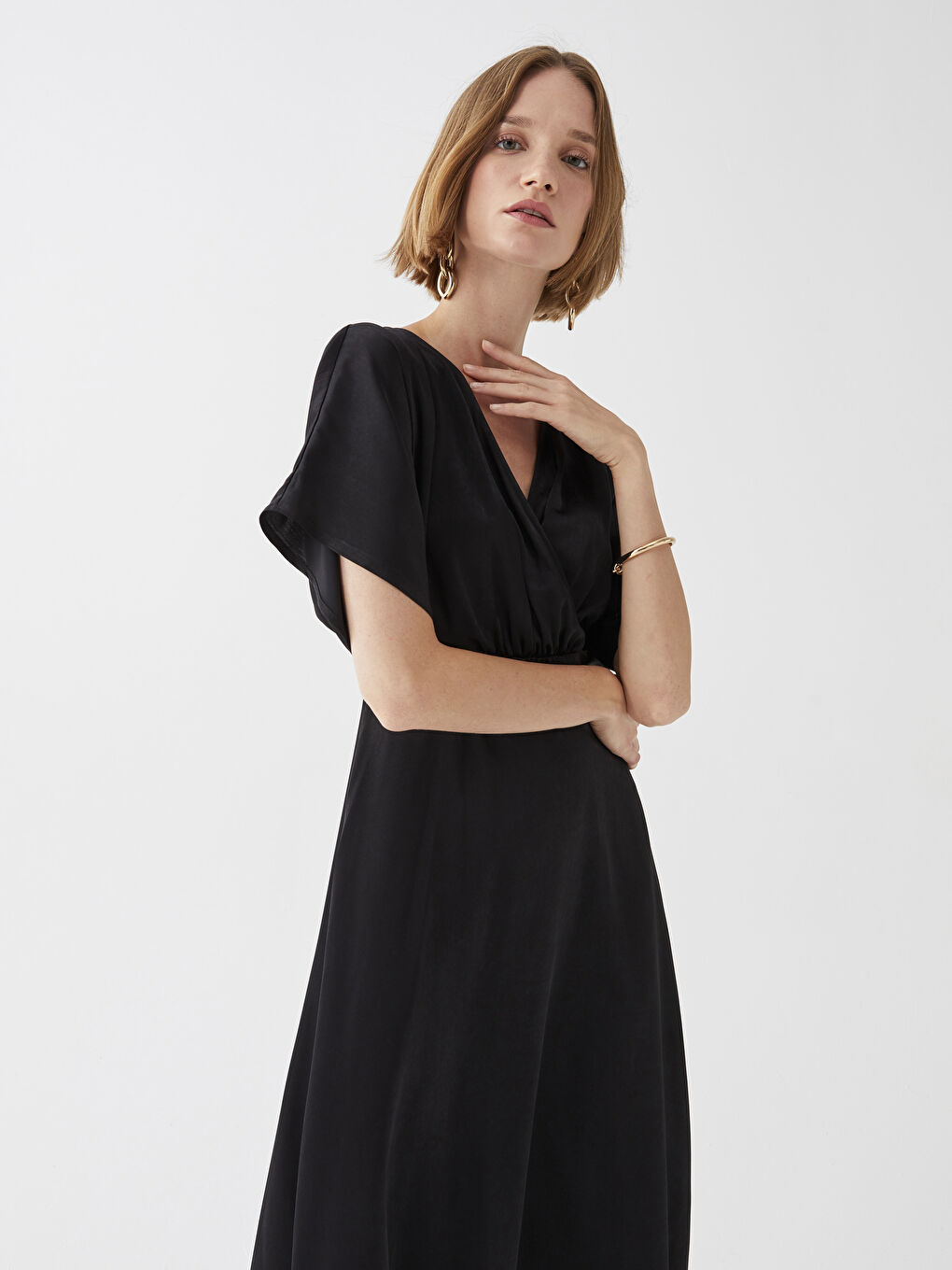 Siyah Kruvaze Yaka Düz Kısa Kollu Saten Kadın Abiye Elbise-1