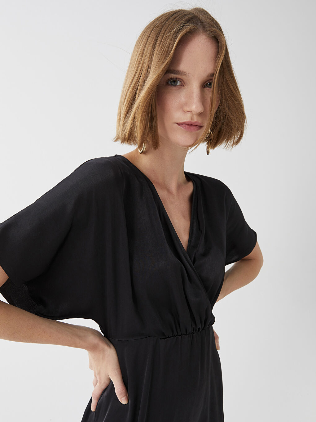 Siyah Kruvaze Yaka Düz Kısa Kollu Saten Kadın Abiye Elbise-2