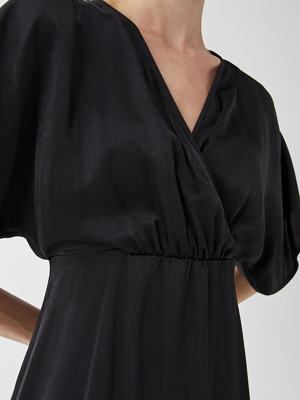 Siyah Kruvaze Yaka Düz Kısa Kollu Saten Kadın Abiye Elbise-3