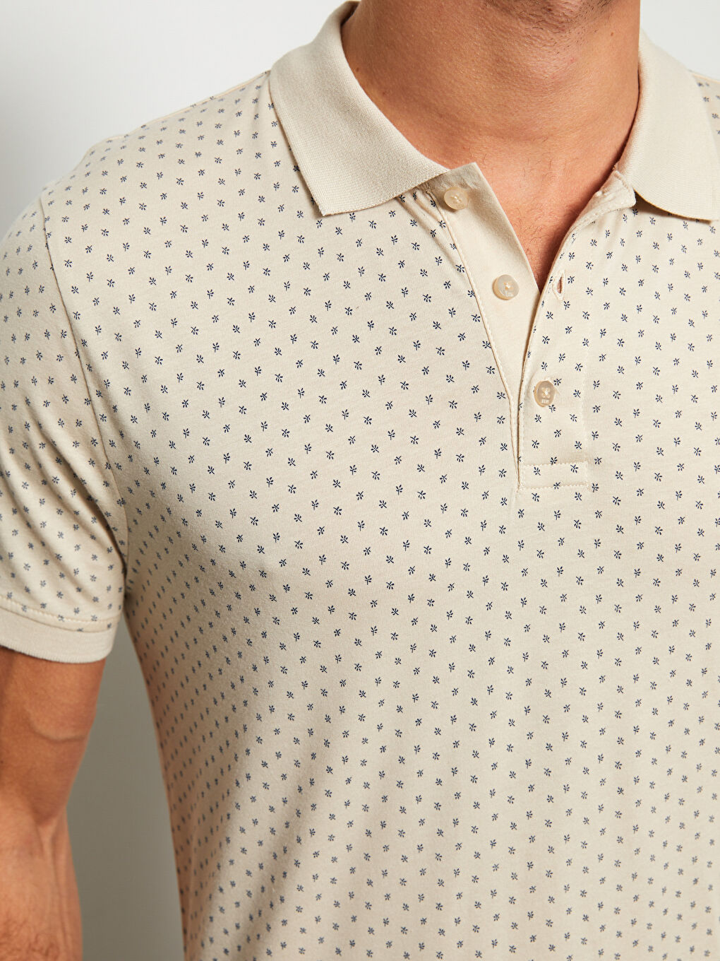 Bej Polo Yaka Kısa Kollu Desenli Erkek Tişört-4