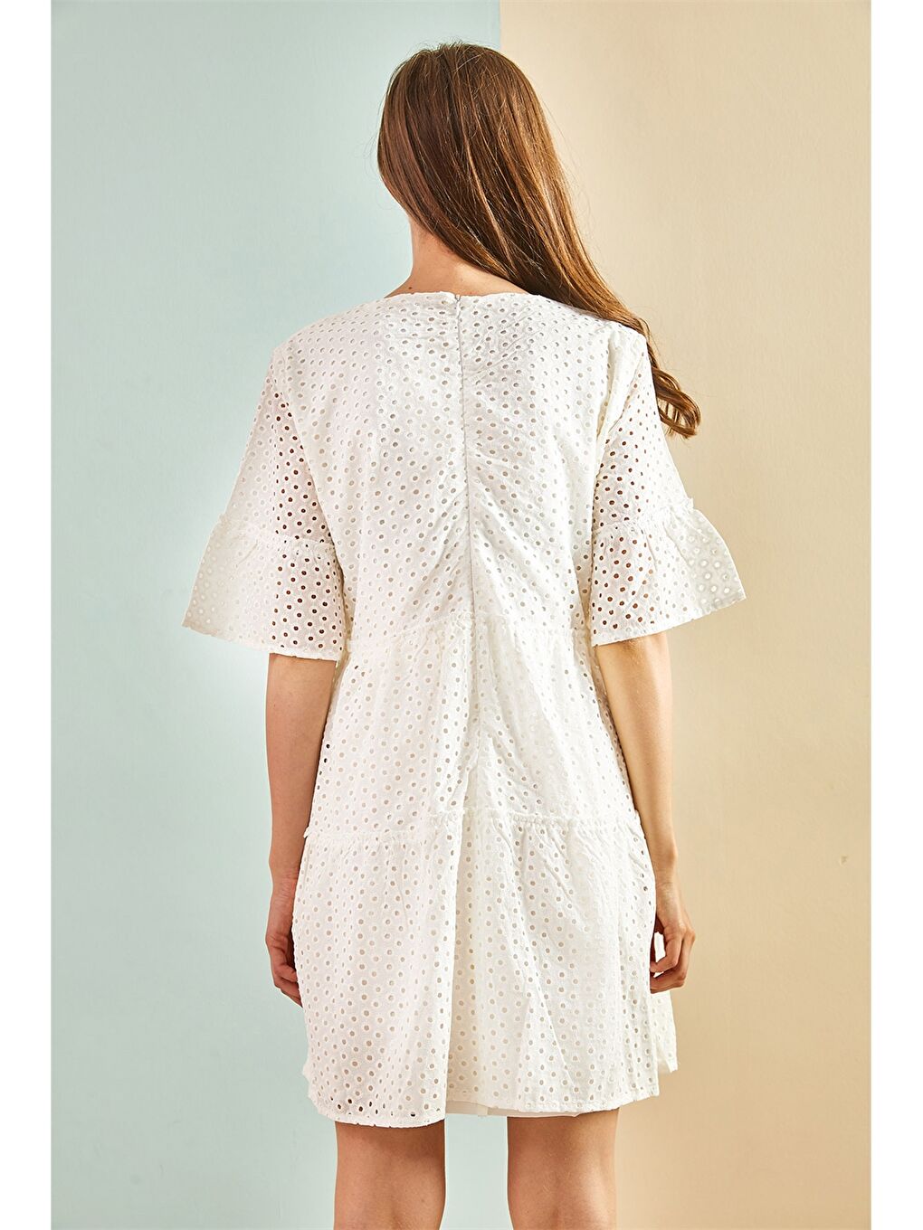 Beyaz V Yaka Nakışlı Kısa Kollu Pamuklu Kadın Elbise-1