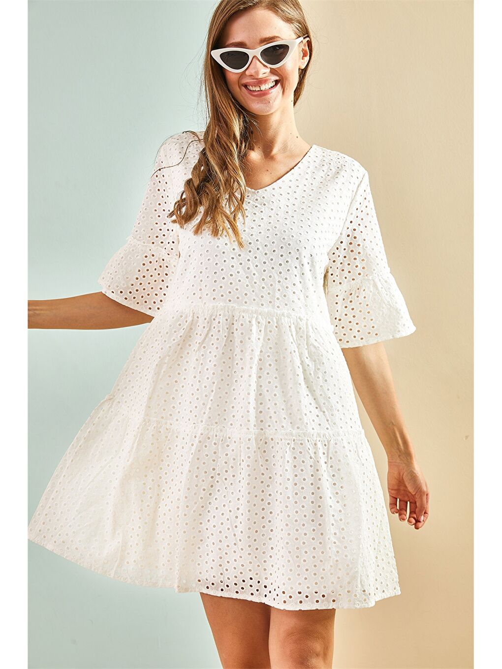 Beyaz V Yaka Nakışlı Kısa Kollu Pamuklu Kadın Elbise-2