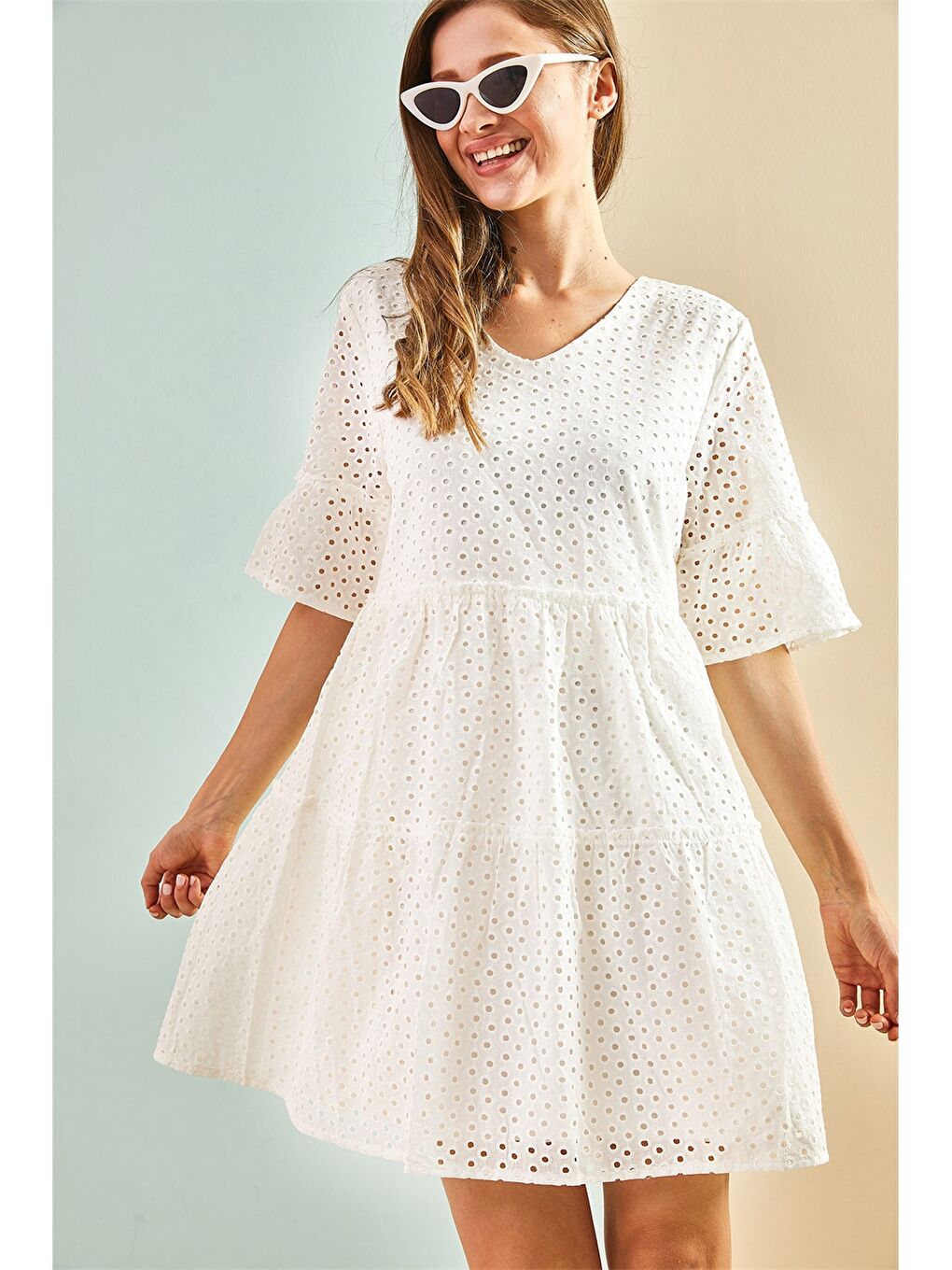 Beyaz V Yaka Nakışlı Kısa Kollu Pamuklu Kadın Elbise-3