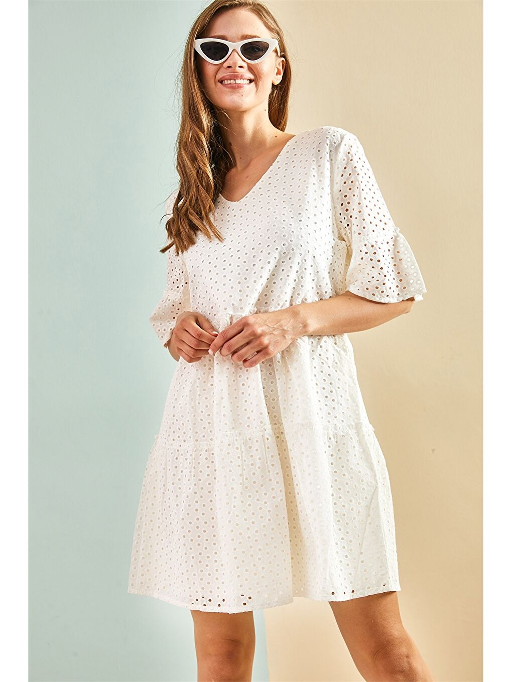 Beyaz V Yaka Nakışlı Kısa Kollu Pamuklu Kadın Elbise-4