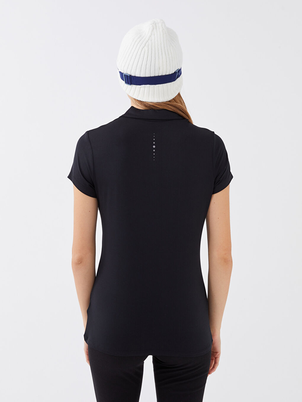 Siyah Polo Yaka Reflektör Baskılı Kısa Kollu Kadın Tişört-4