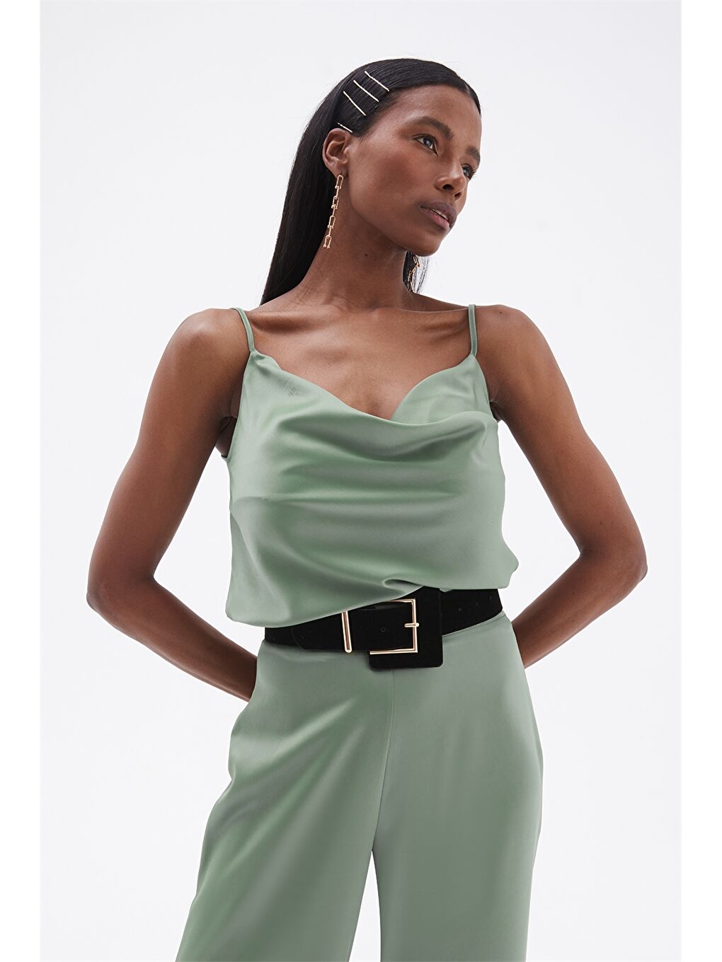 Yeşil Dökümlü Yaka Düz Askılı Kadın Bluz-1