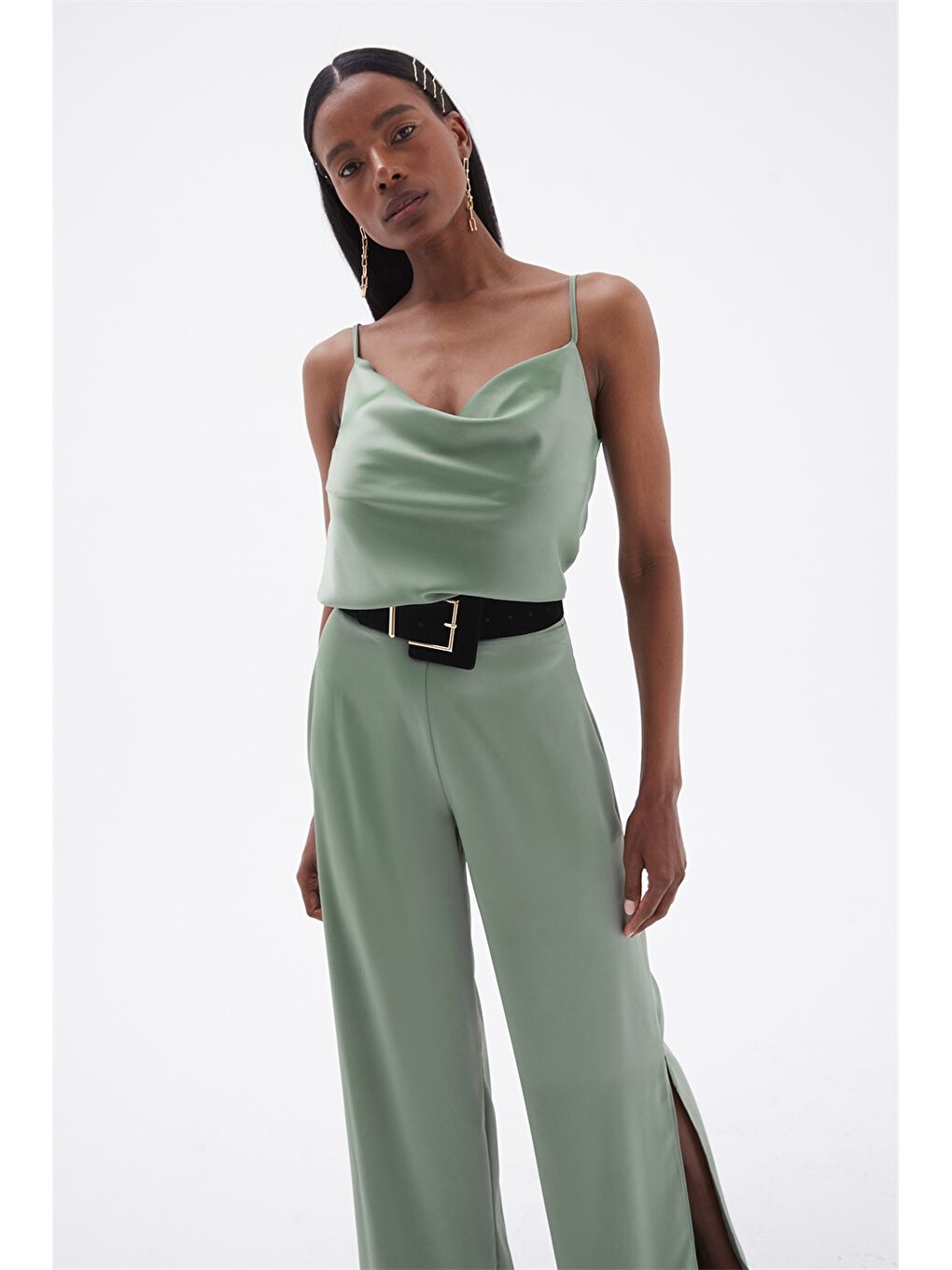 Yeşil Dökümlü Yaka Düz Askılı Kadın Bluz-3