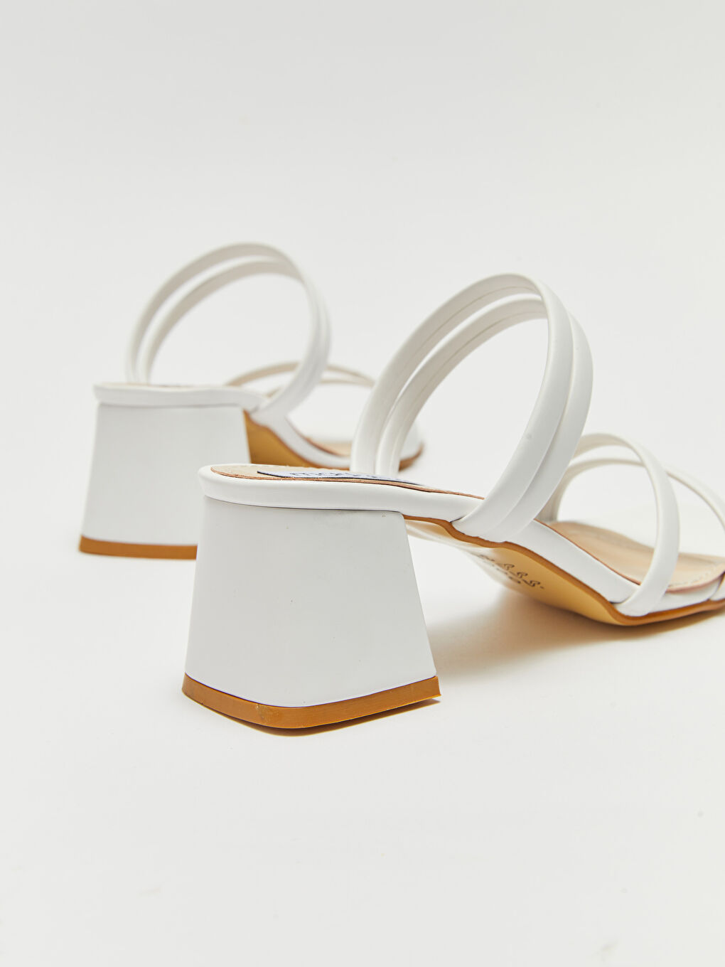 Beyaz Deri Görünümlü Çapraz Bantlı Kadın Topuklu Terlik-4