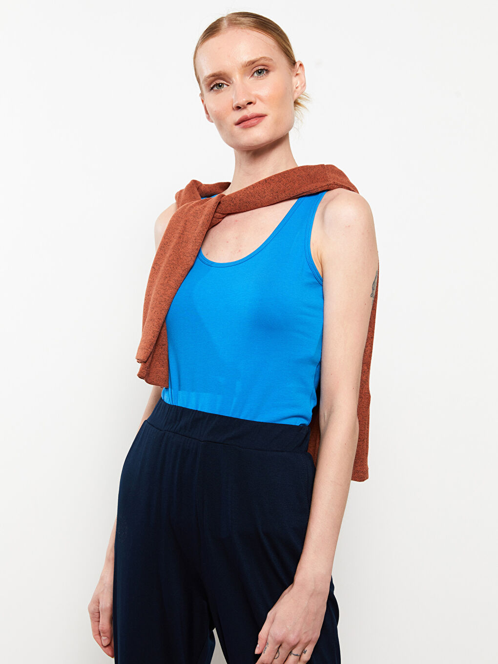 Mavi U Yaka Düz Pamuklu Kadın Atlet-2