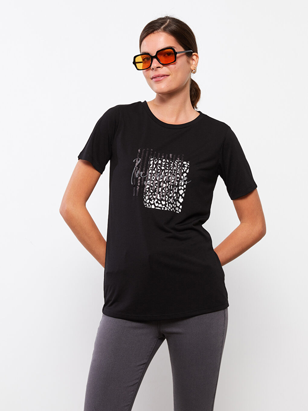 Siyah Bisiklet Yaka Baskılı Kısa Kollu Kadın Tişört-1