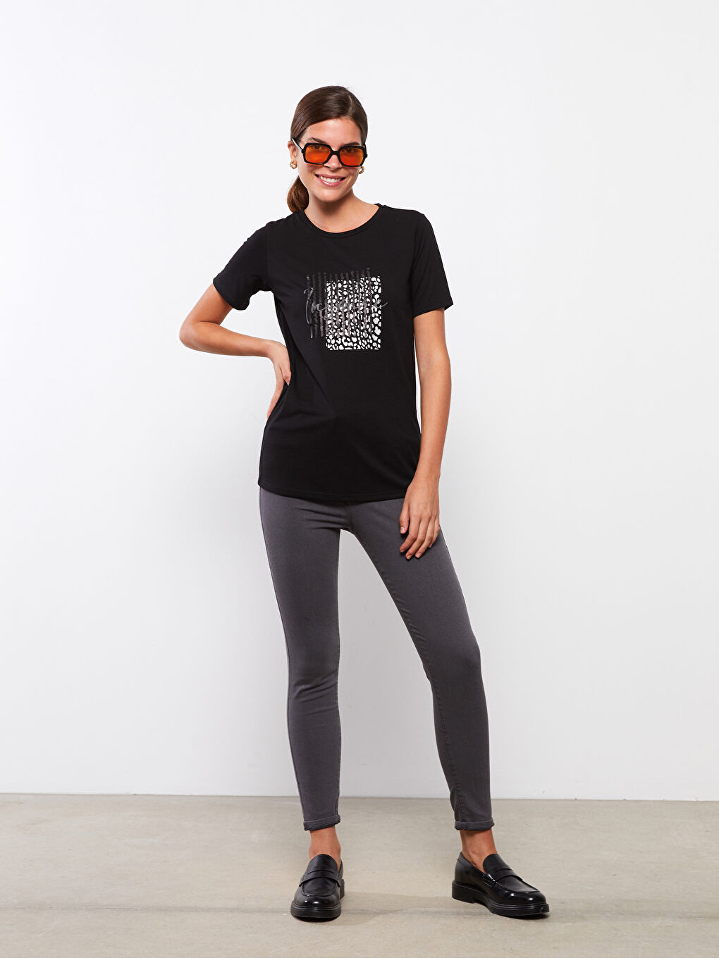Siyah Bisiklet Yaka Baskılı Kısa Kollu Kadın Tişört-2